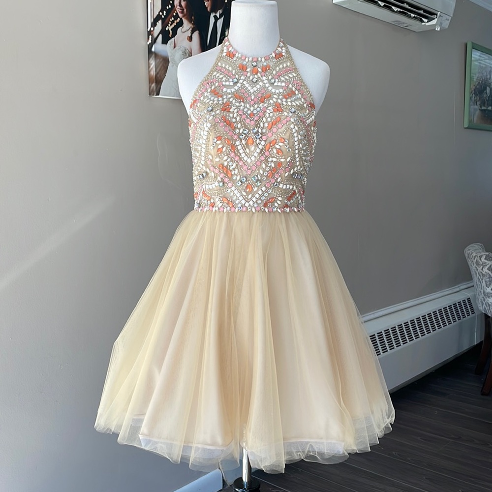 Homecoming dress size 6. Beautiful beading and layered tulle. Never altered